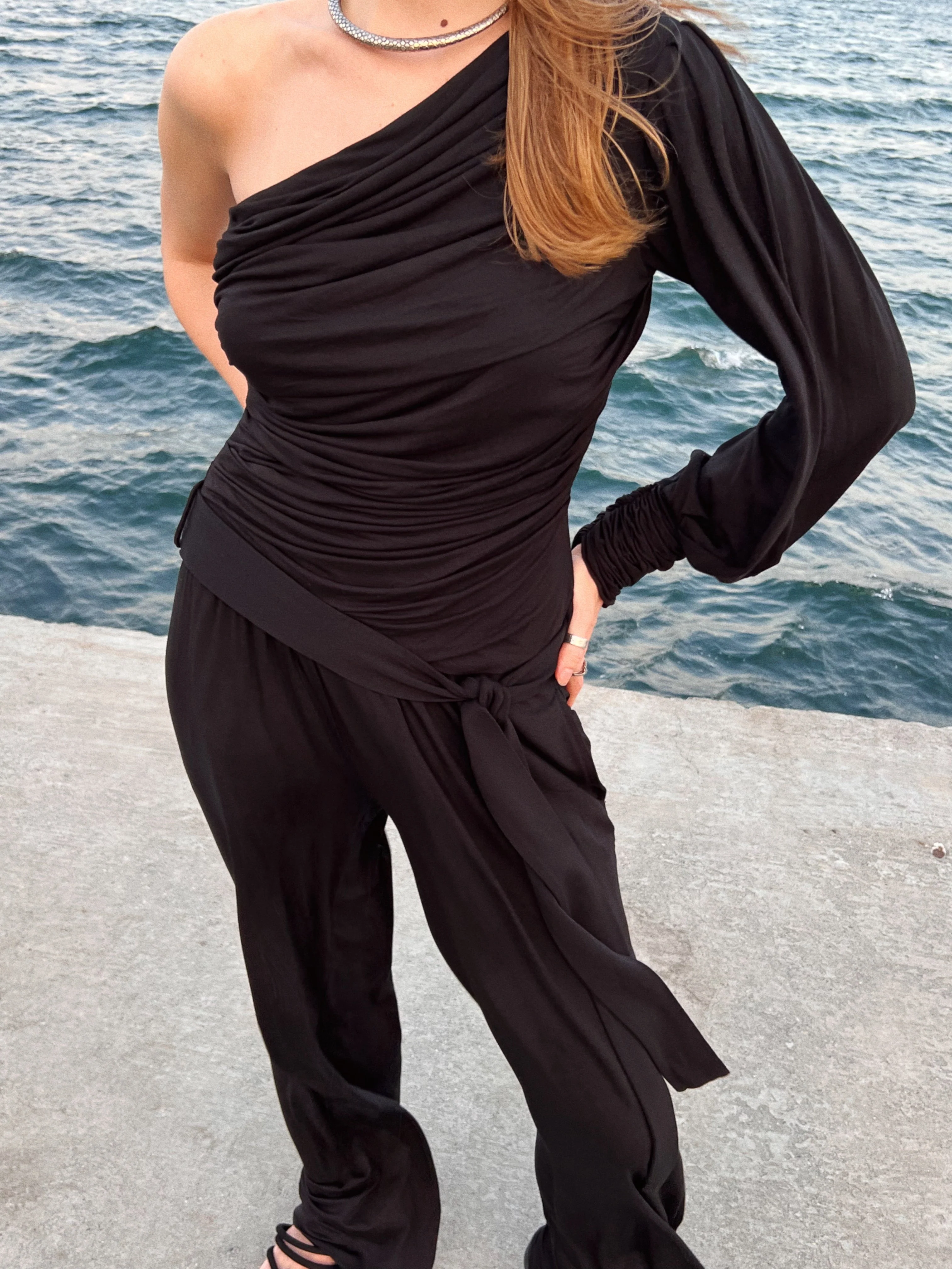 Black Knit 2-Piece Set With An Asymmetrical One-Sleeve Blouse And Palazzo Pants - Image 9