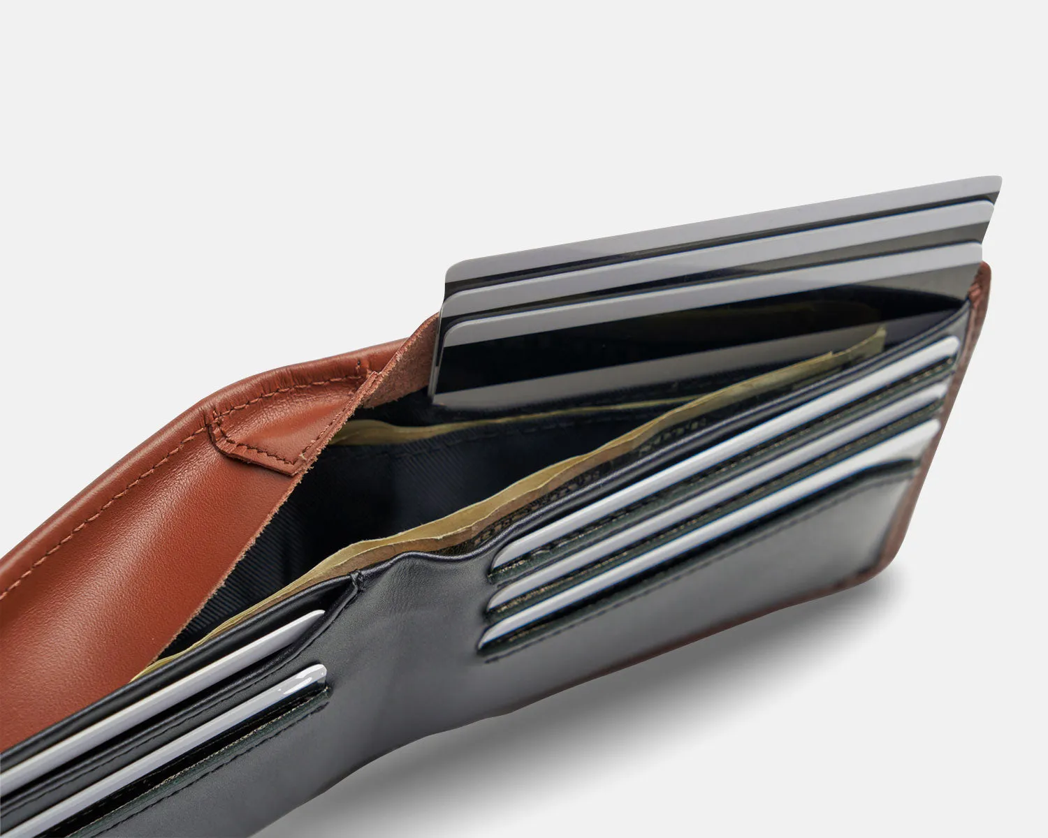 Classic Edition Bifold Men's Wallet - Image 19