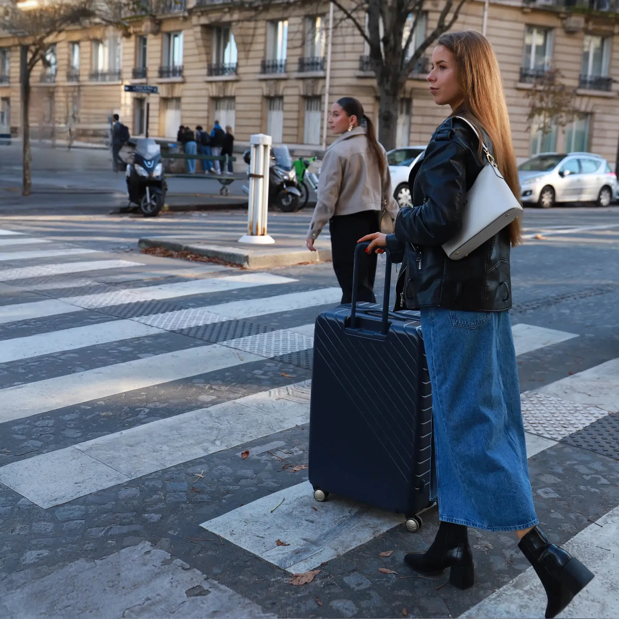 Louvre 2 Piece Expandable Polycarbonate Luggage Set - Image 10