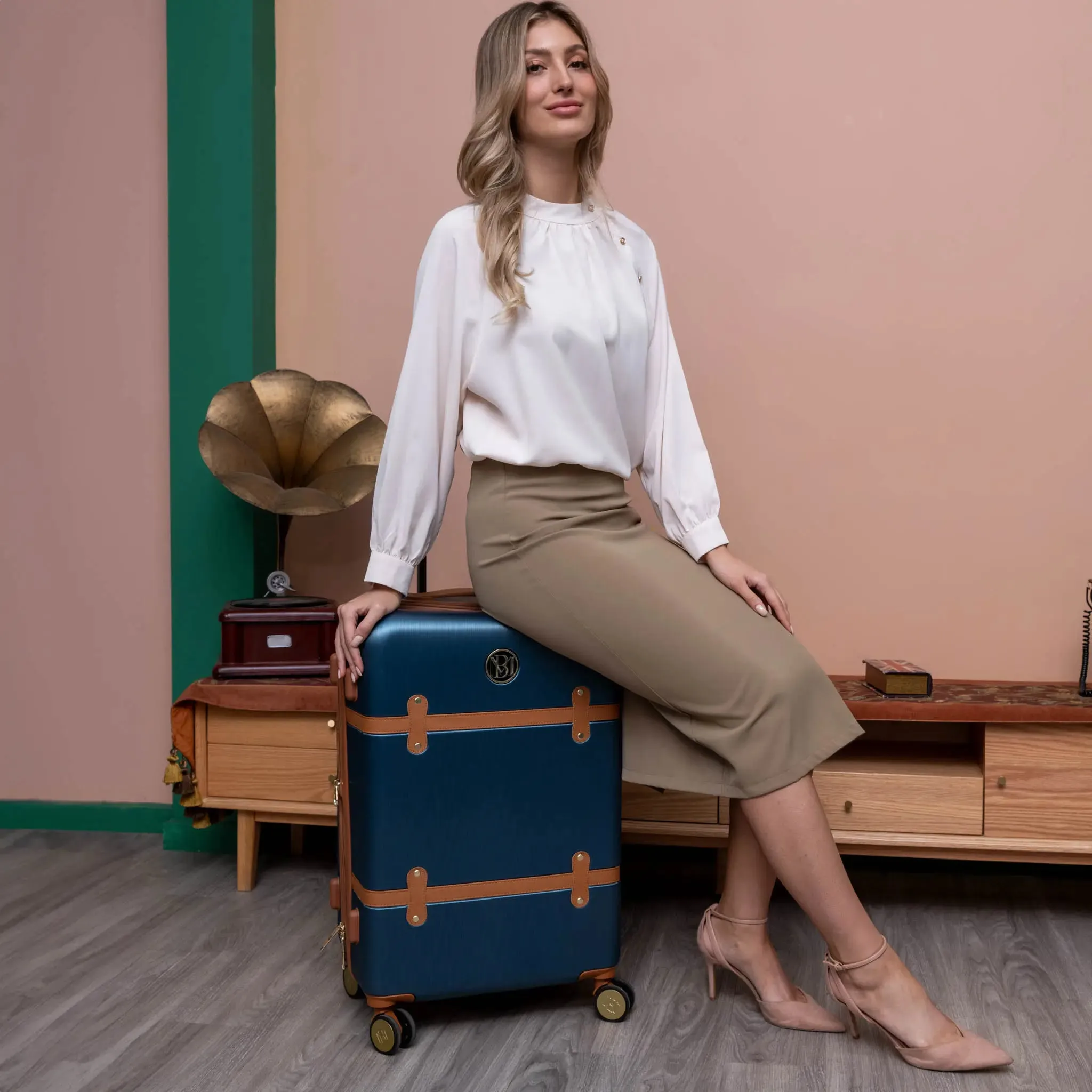 Grace Expandable 25" Medium Checked Retro Suitcase - Image 19