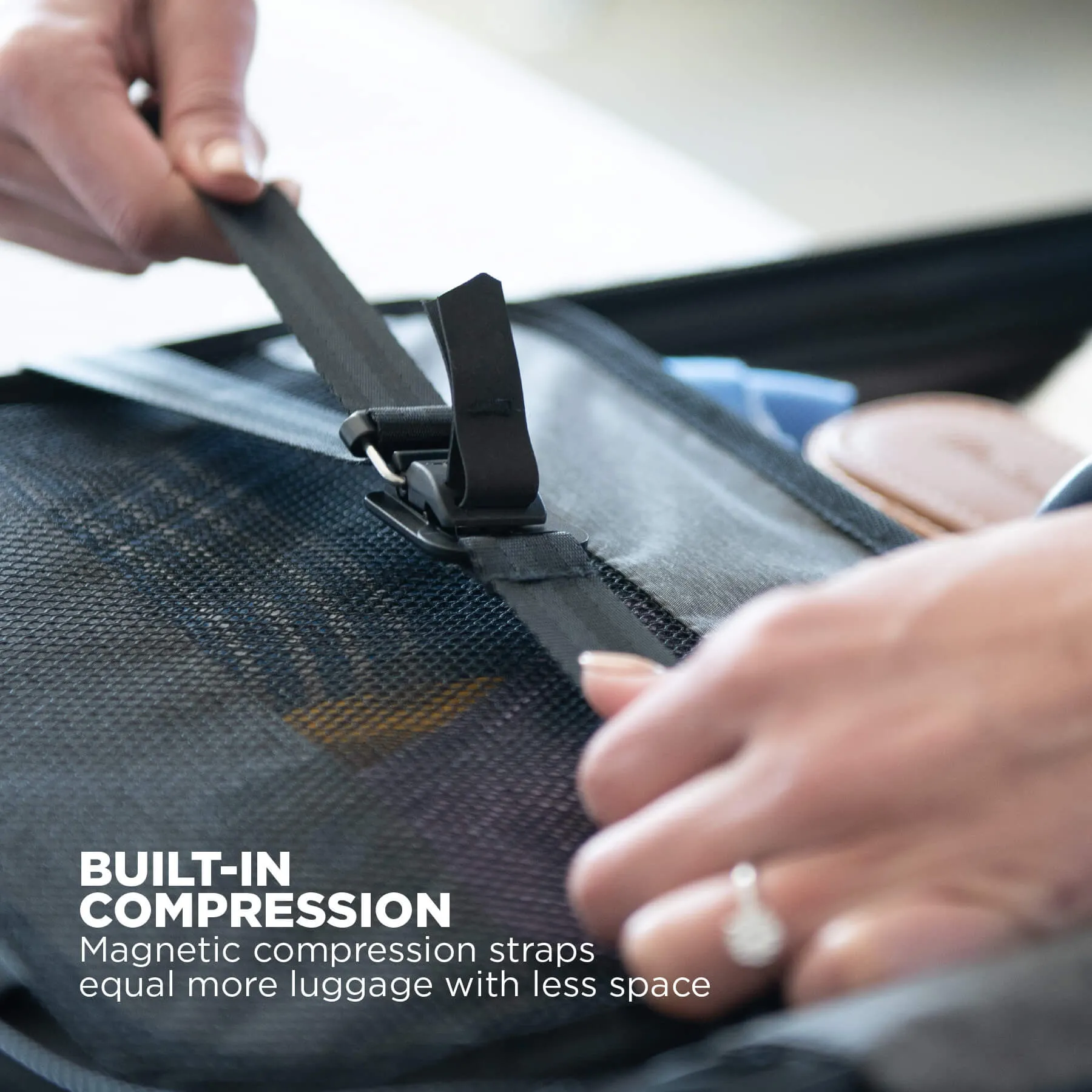 Large Expandable Polycarbonate Check-in Suitcase - Image 7
