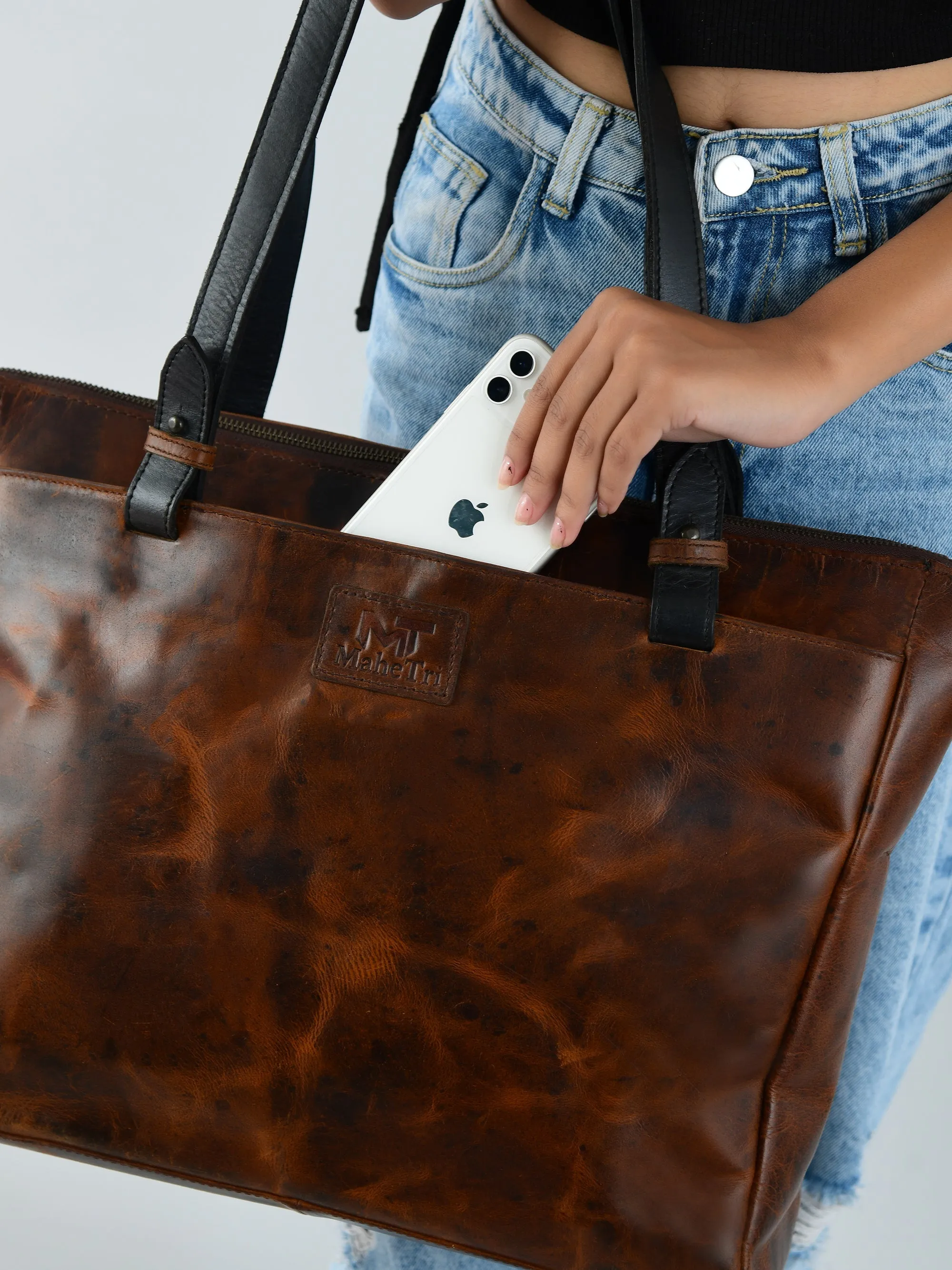 Portland Leather Tote with Zipper - Image 5