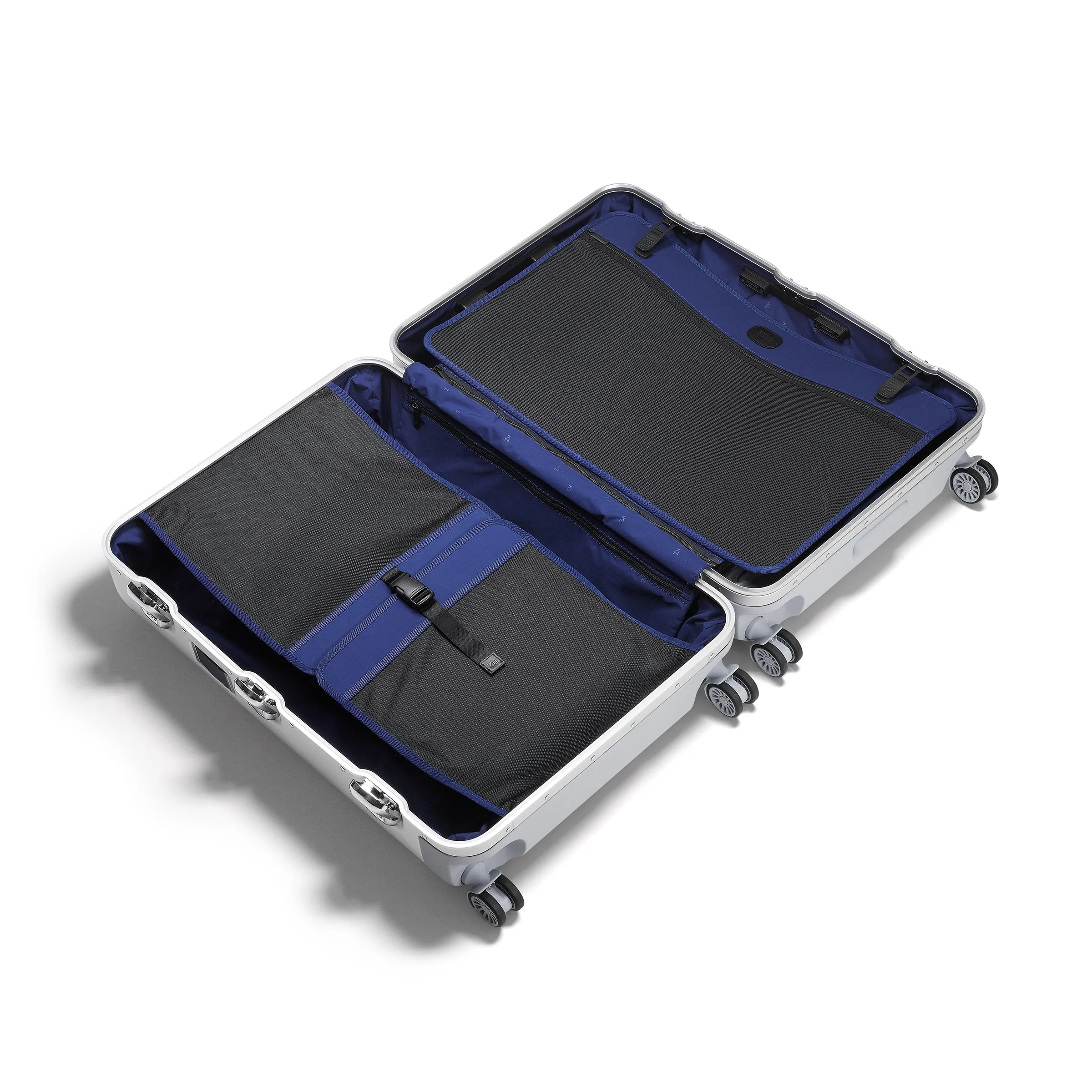 Pursuit Aluminum | Large Suitcase - Image 13