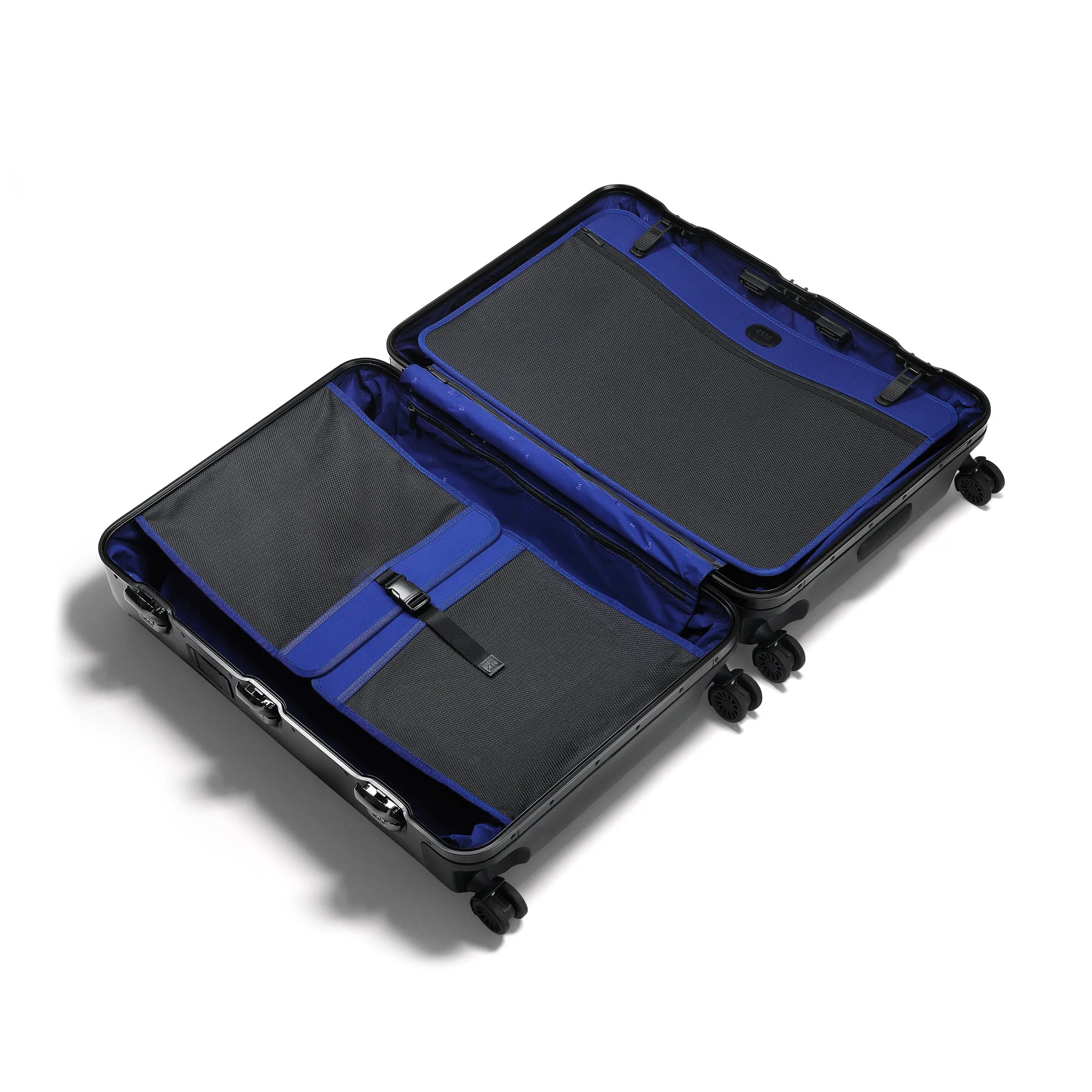 Pursuit Aluminum | Large Suitcase - Image 8
