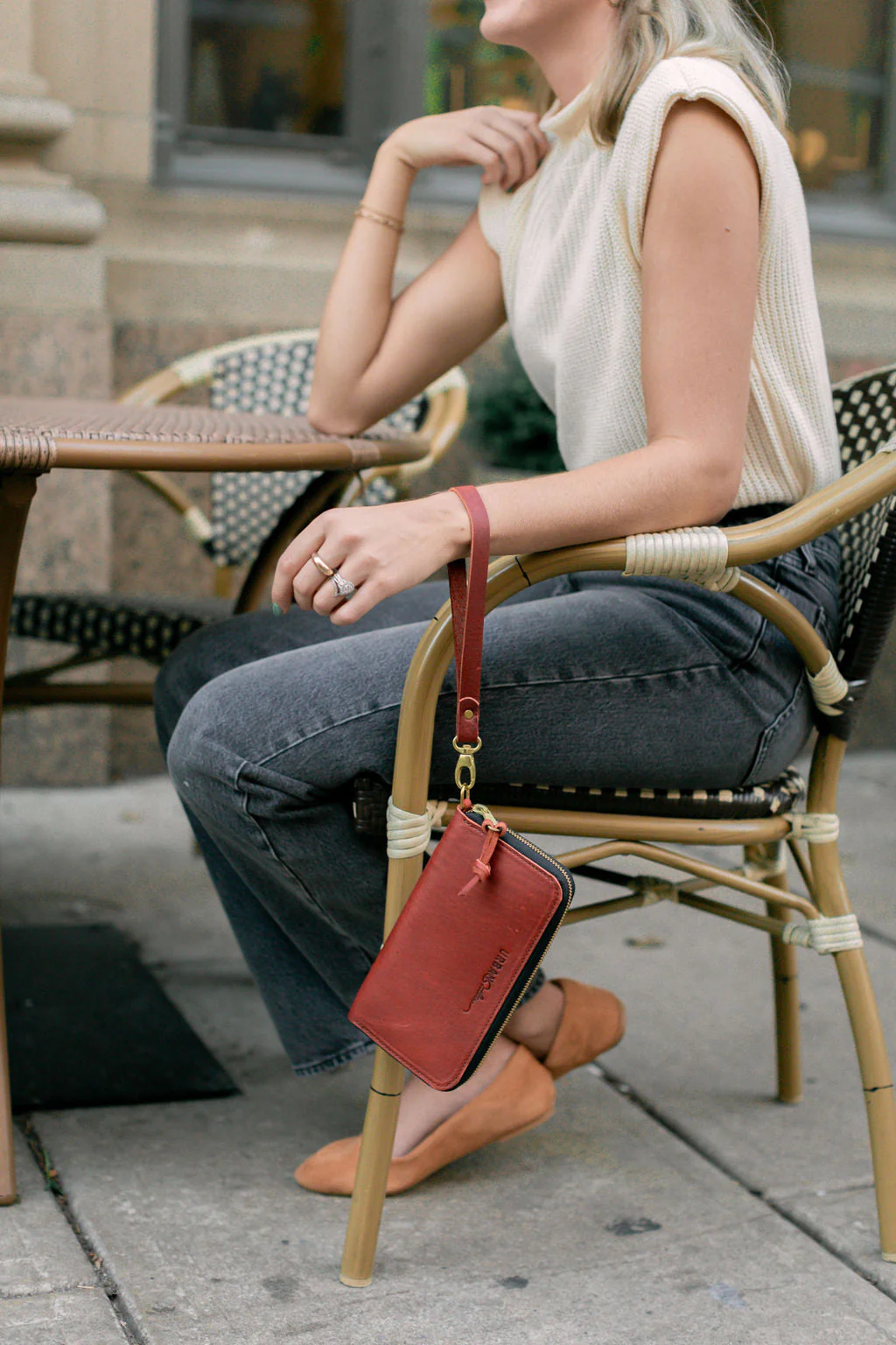 Urban Zipper Wallet – Full-Grain Leather Organizer with Wristlet - Image 6