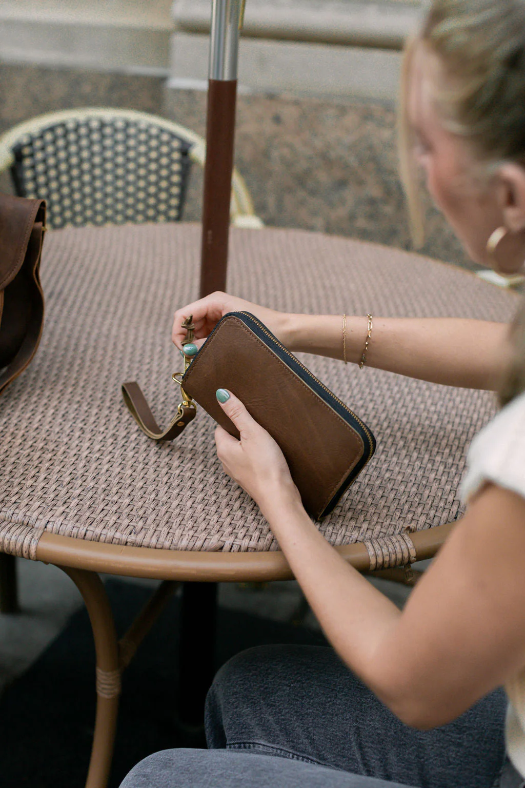Urban Zipper Wallet – Full-Grain Leather Organizer with Wristlet - Image 7