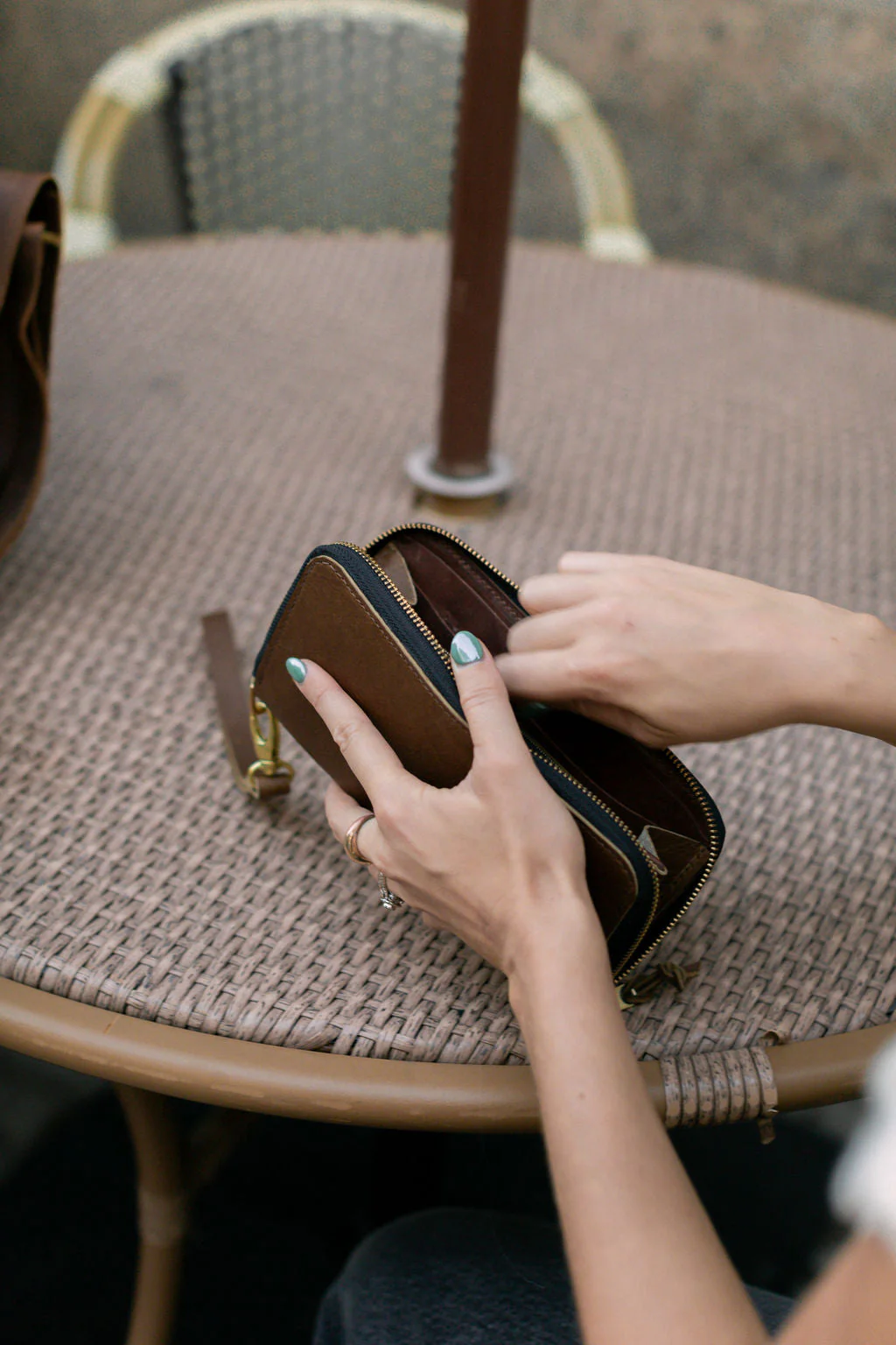 Urban Zipper Wallet – Full-Grain Leather Organizer with Wristlet - Image 8