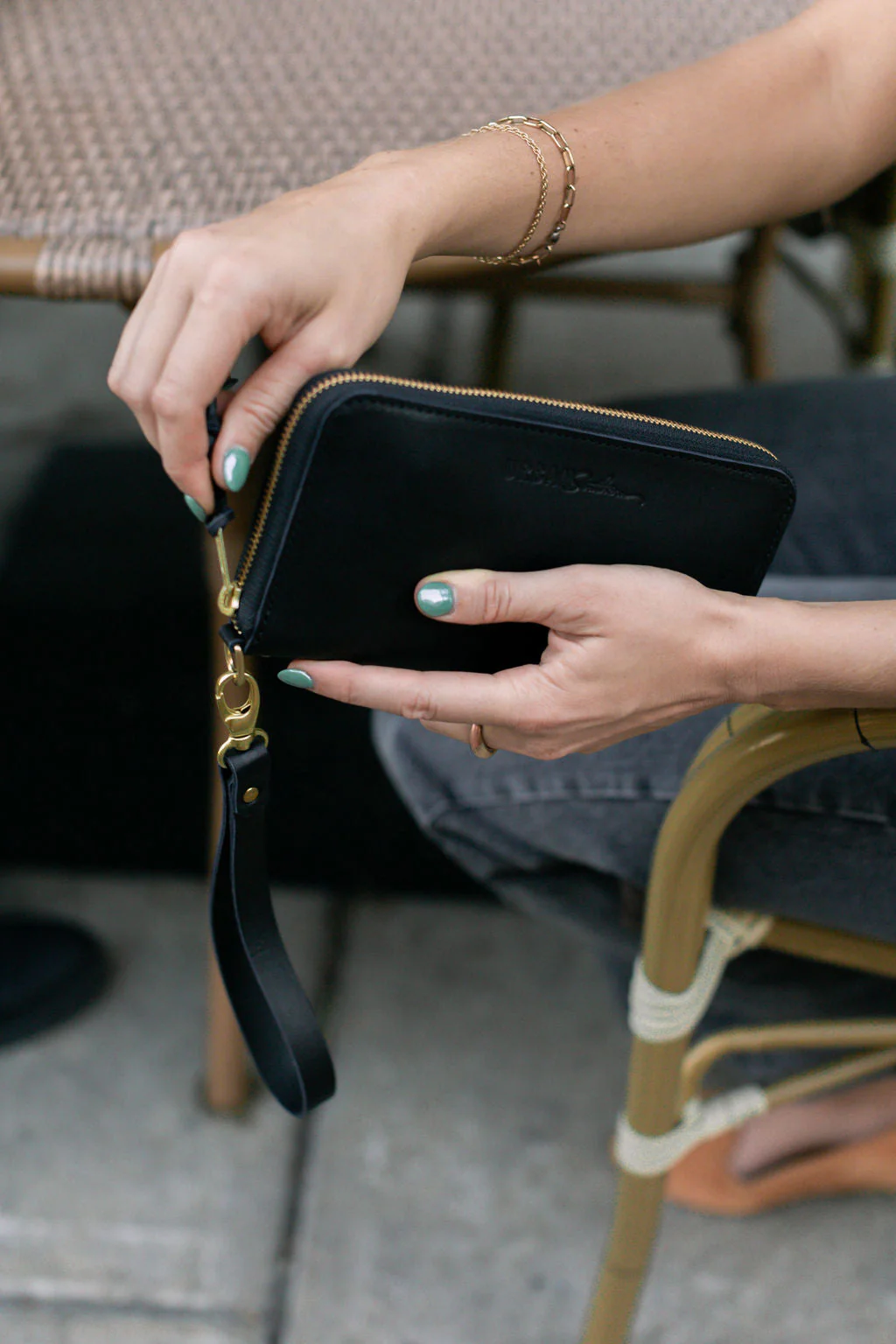 Urban Zipper Wallet – Full-Grain Leather Organizer with Wristlet - Image 9